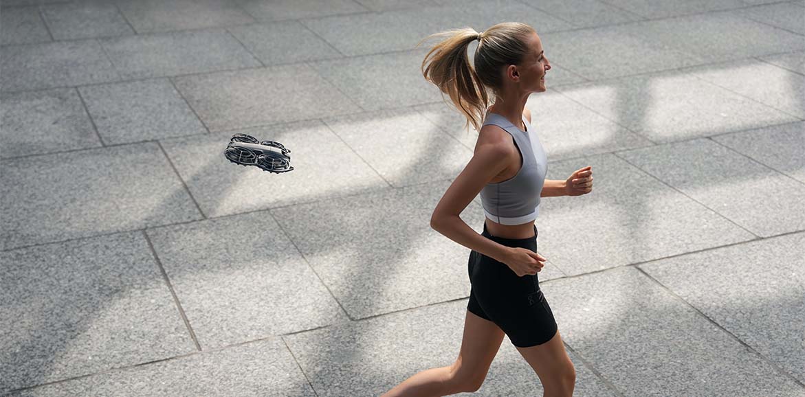 DJI Neo 2 sleduje běžkyni